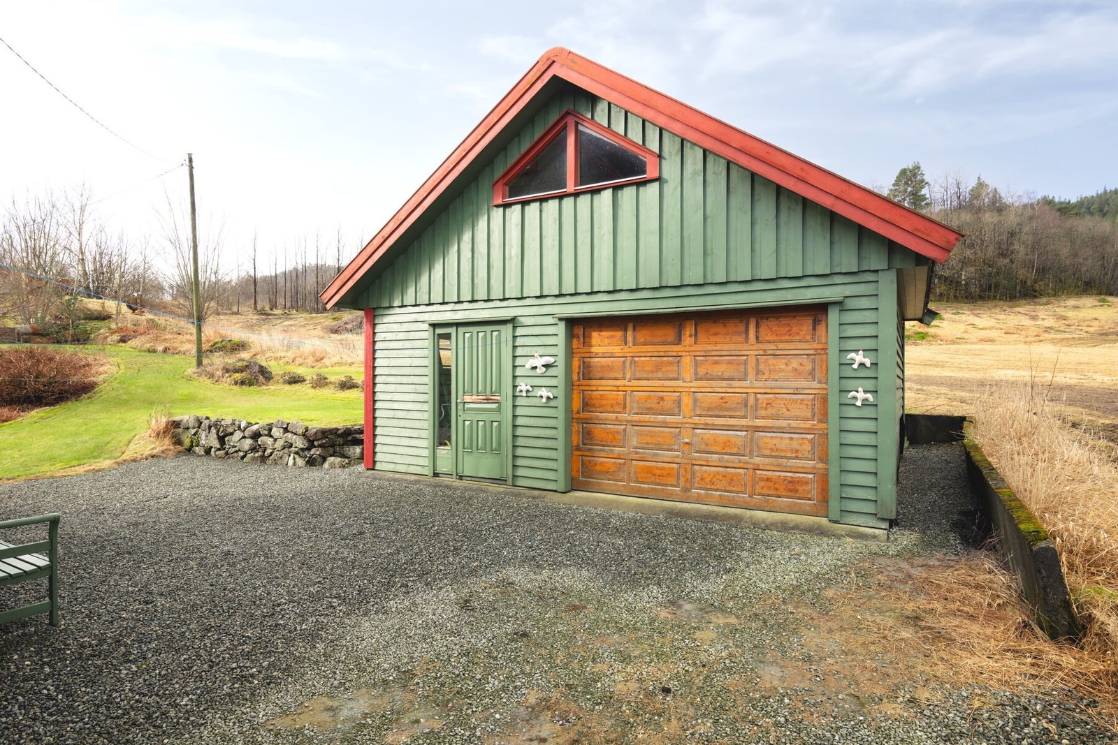 Asfaltert og gruset gårdsrom. Galleribilde