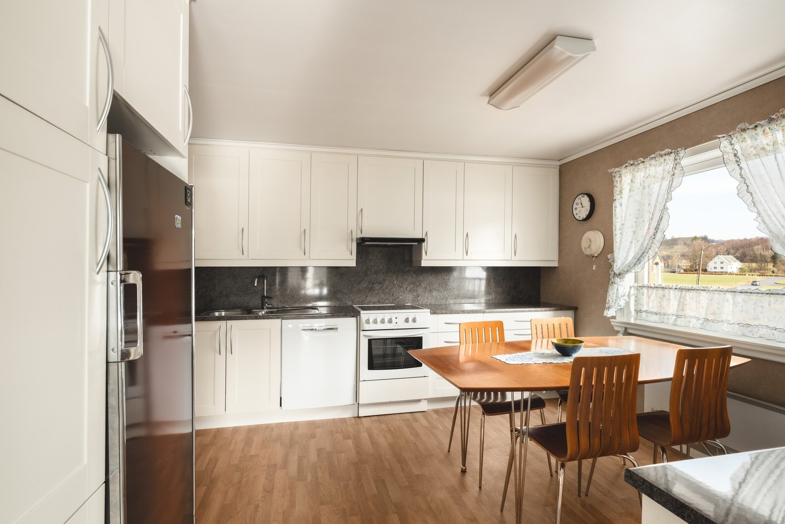 Praktisk og funksjonelt kjøkken fra Knapphus Kjøkkensenter. Galleribilde