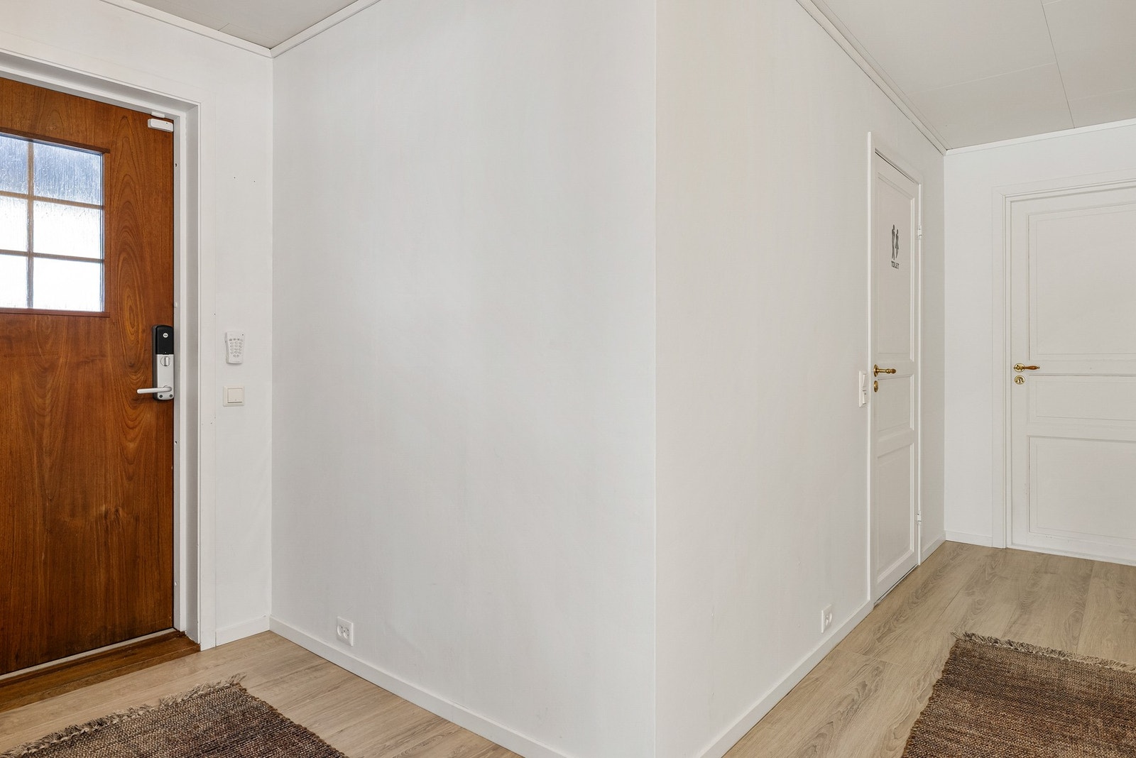 Boligen inneholder: Entré, gang, stue, kjøkken, bad, vaskerom, bod og 3 soverom. Galleribilde