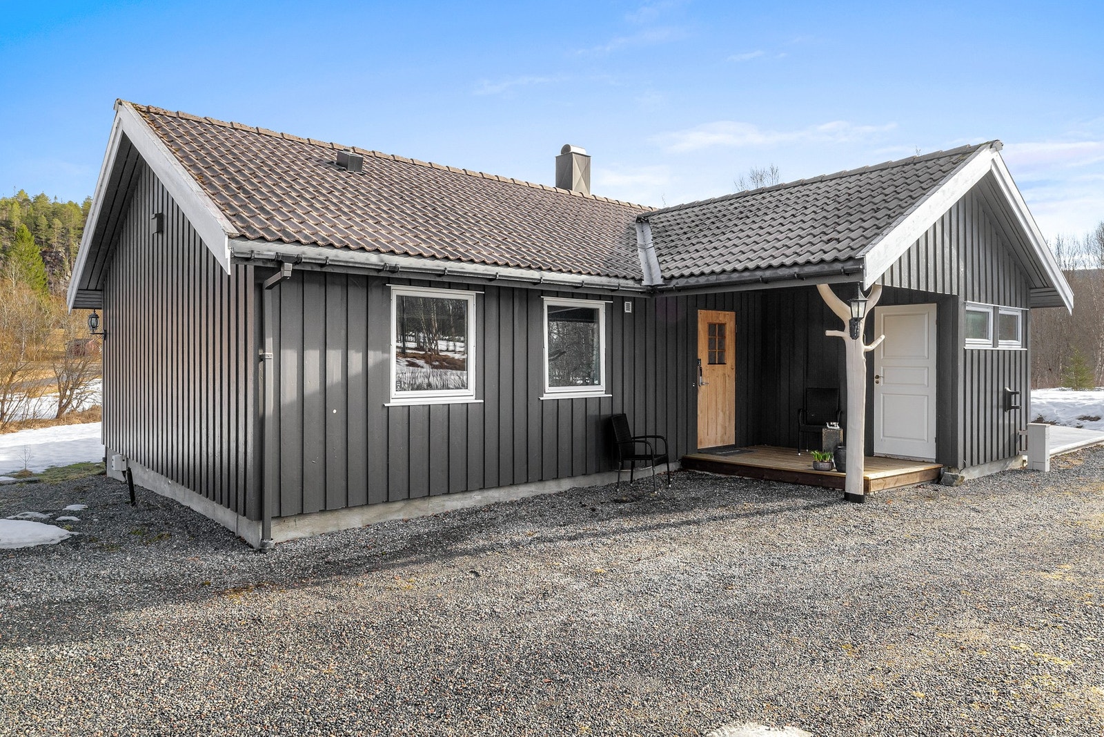 Boligen er oppført i 1995 og har taktekking av betongstein Galleribilde