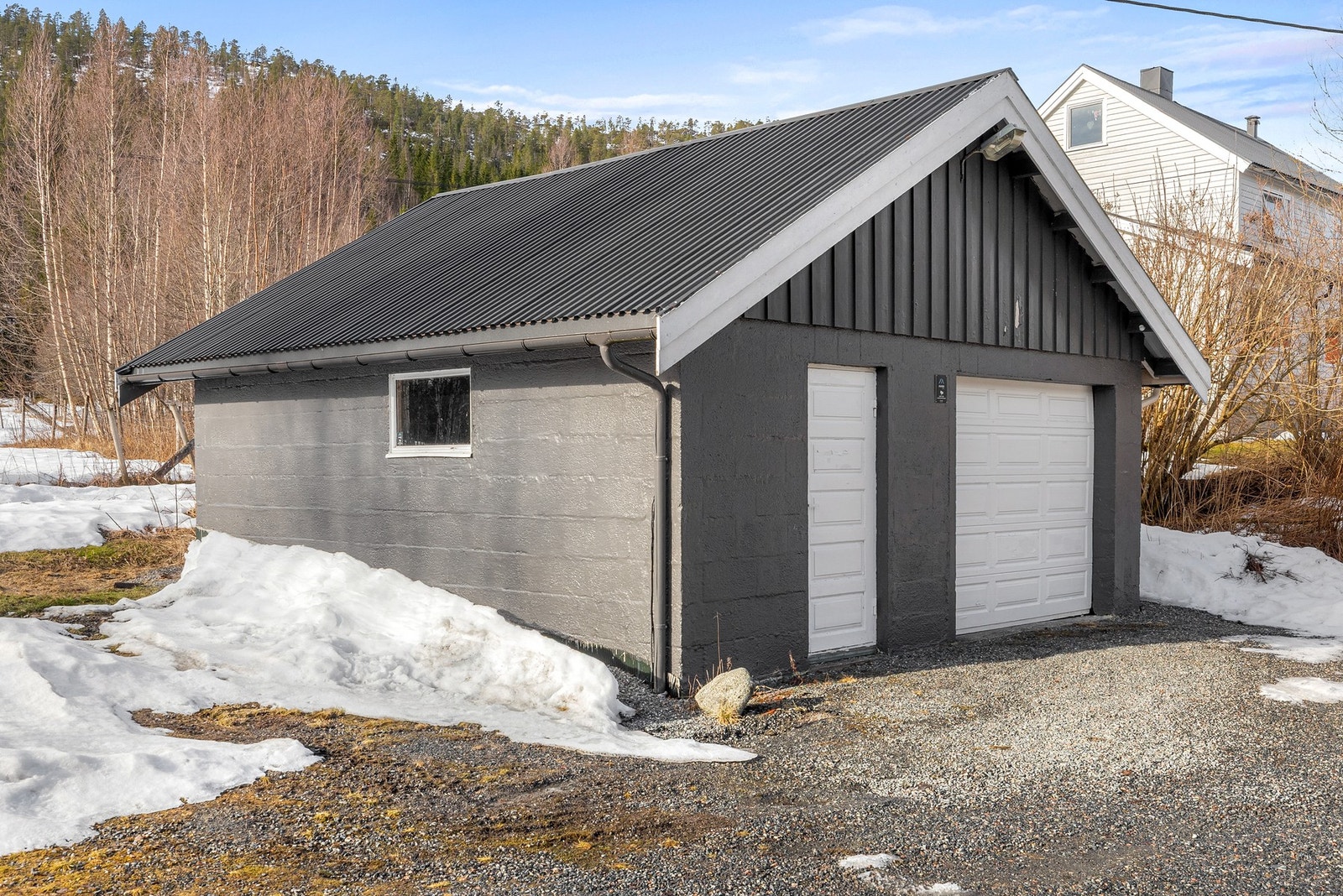 Boligen har gode parkeringsmuligheter på egen tomt samt garasje fra 1995 Galleribilde