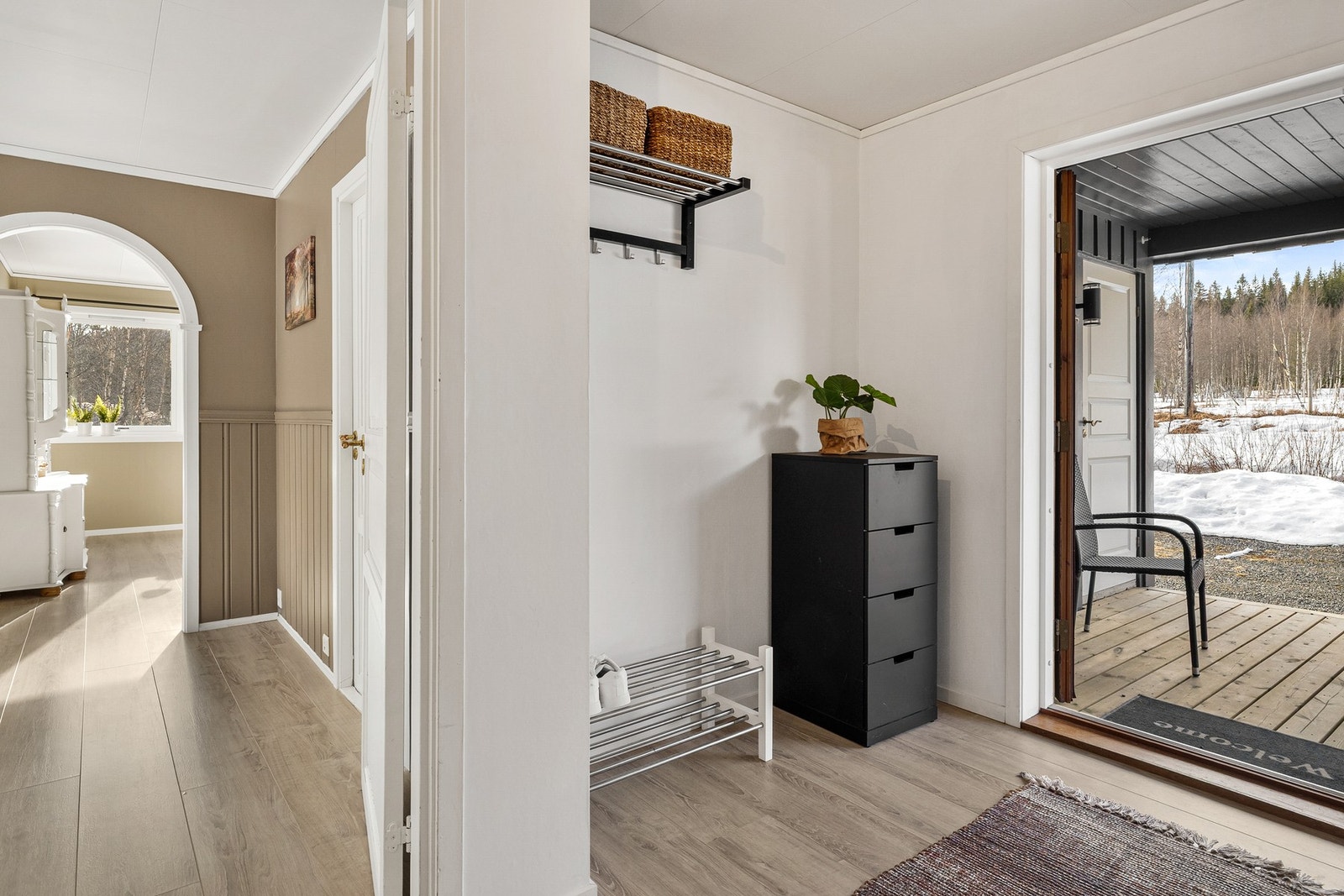 Flott entré med god plass til oppheng av yttertøy og sko Galleribilde