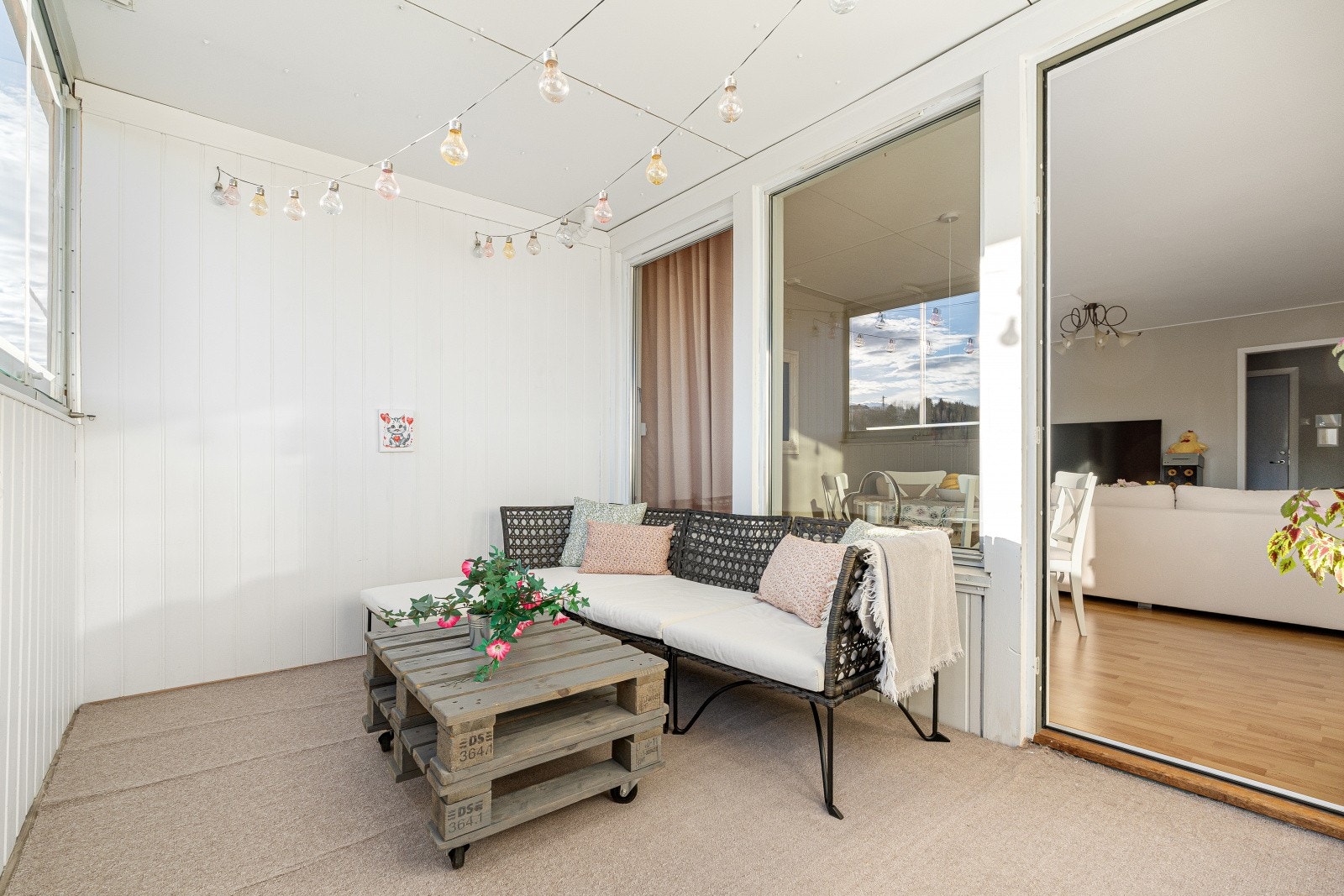 God plass til innreding med sofagruppe og utebord Galleribilde