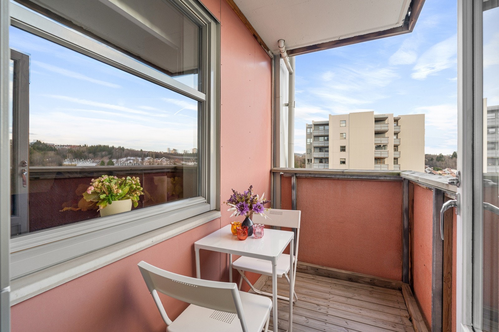 Sjarmerende åpent balkongareal med plass til en liten sittegruppe. Galleribilde