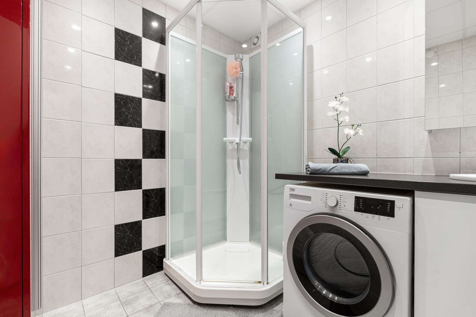 Badet er utstyrt med dusjkabinett, servant og uttak til vaskemaskin. Galleribilde