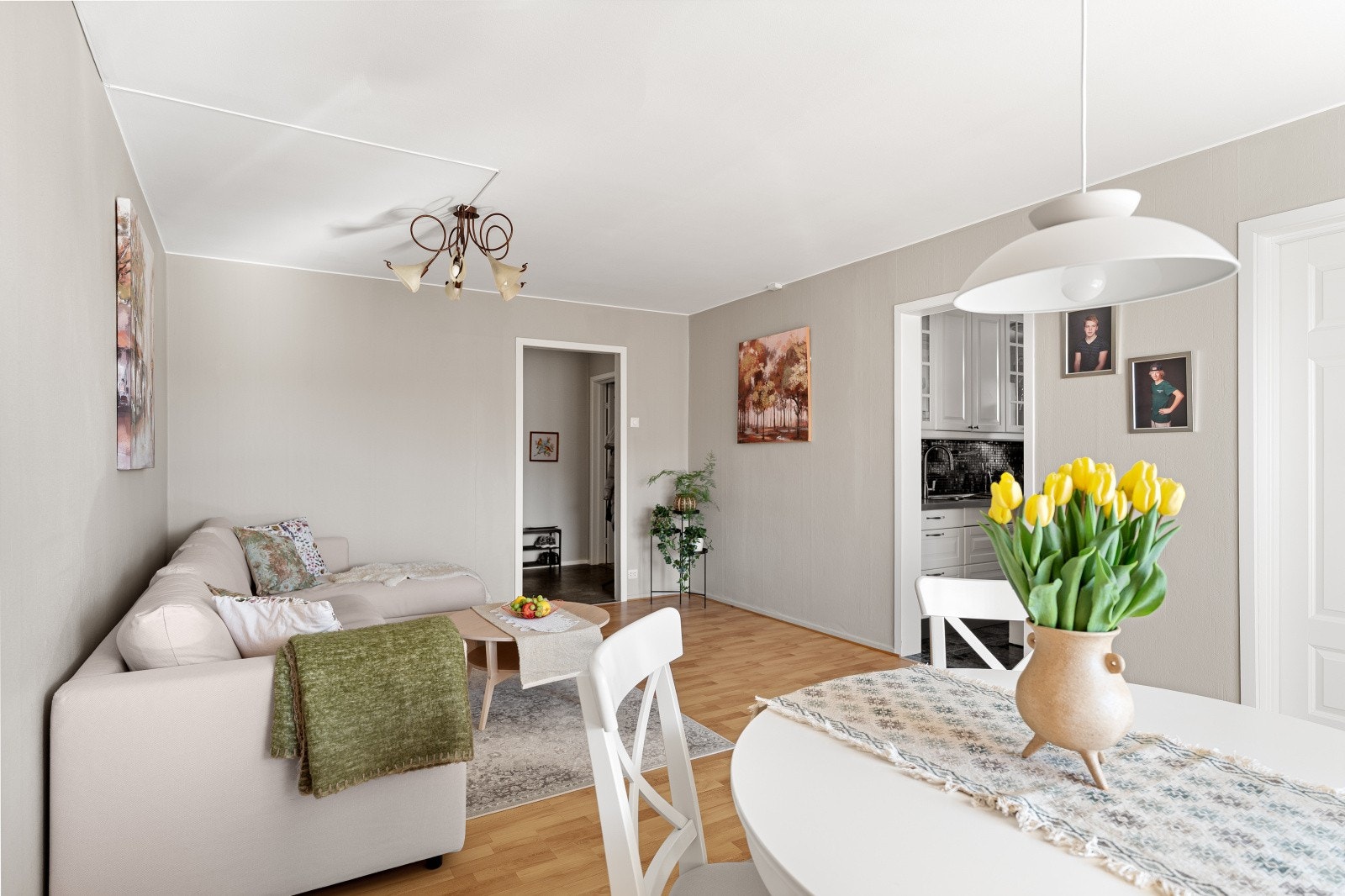 Det er gode møbeleringsmuligheter med god plass til sofagruppe og spisebord i stuen. Galleribilde