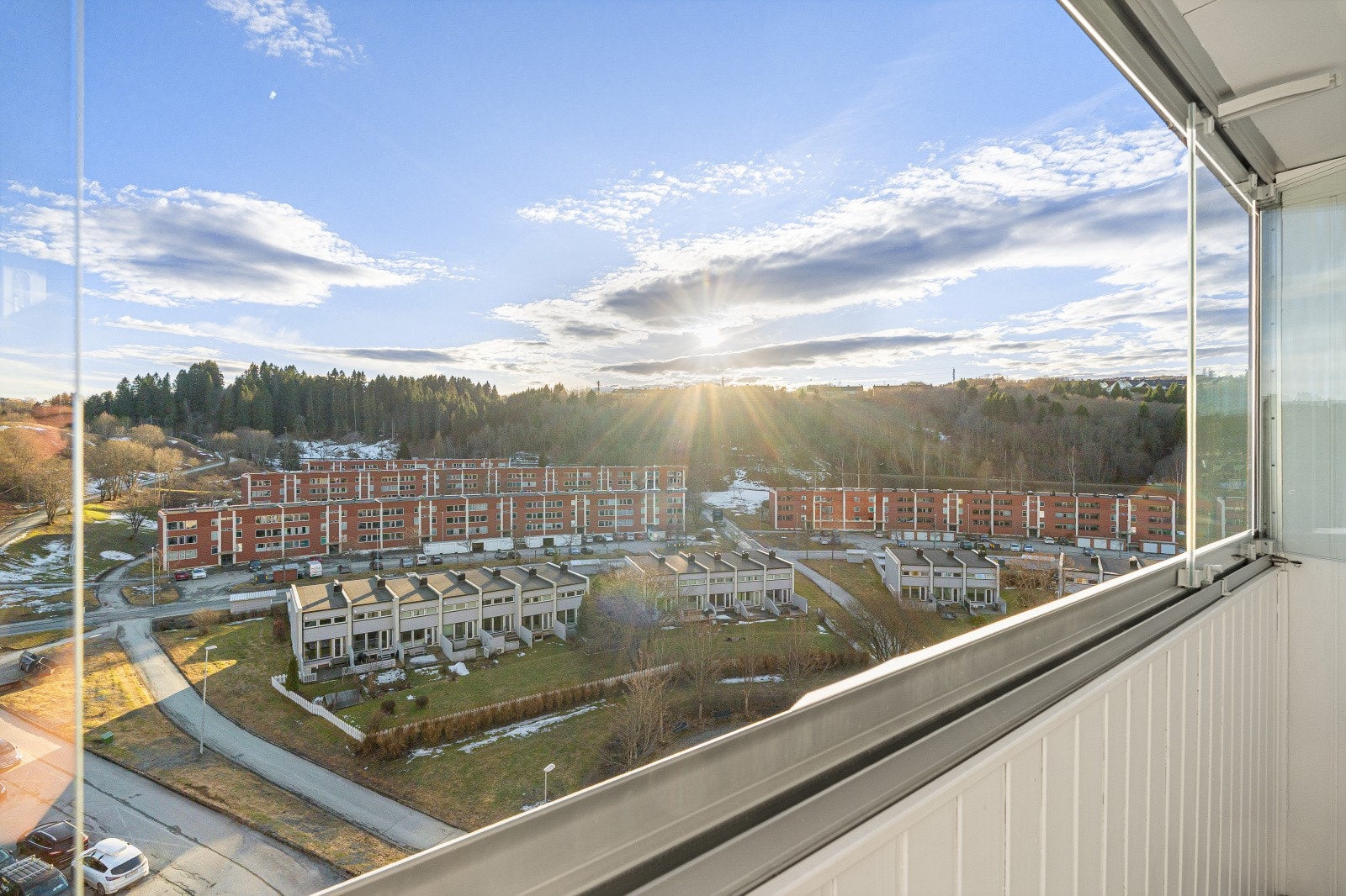 Balkongen er sør-vestvendt. Her får du ettermiddagssol. Galleribilde