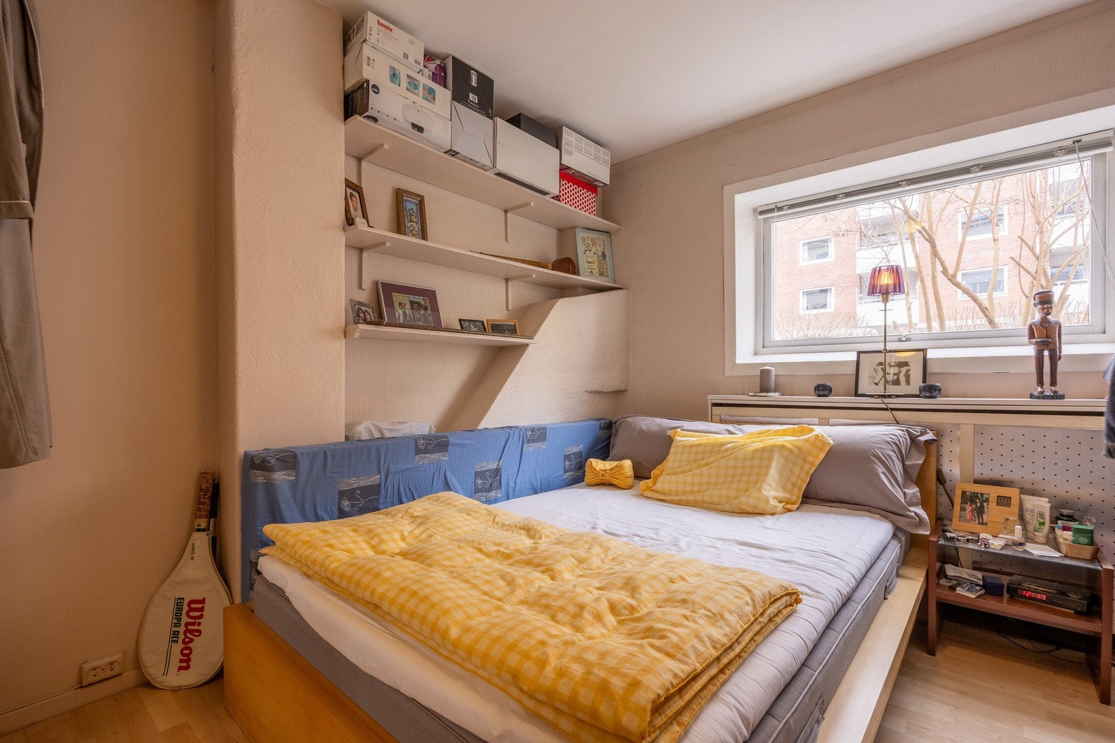 Romslig soverom med plass til stor seng og tilhørende nattbord. Galleribilde