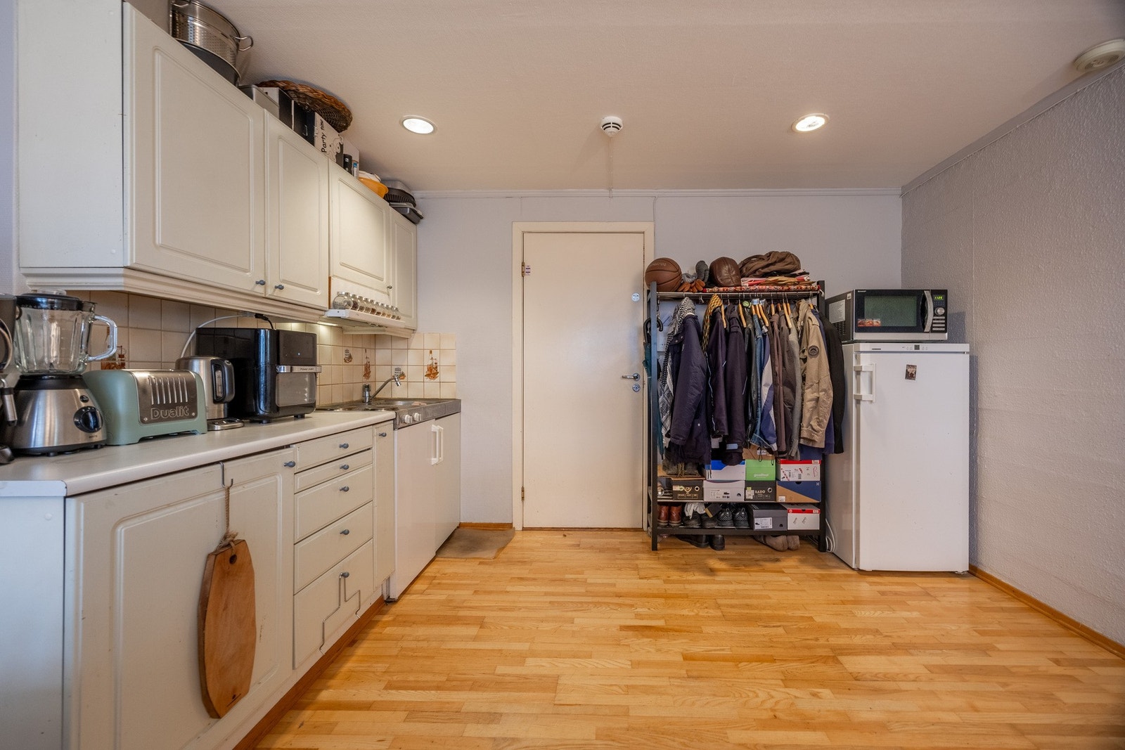 Eldre kjøkkeninnredning med profilerte fronter. Galleribilde