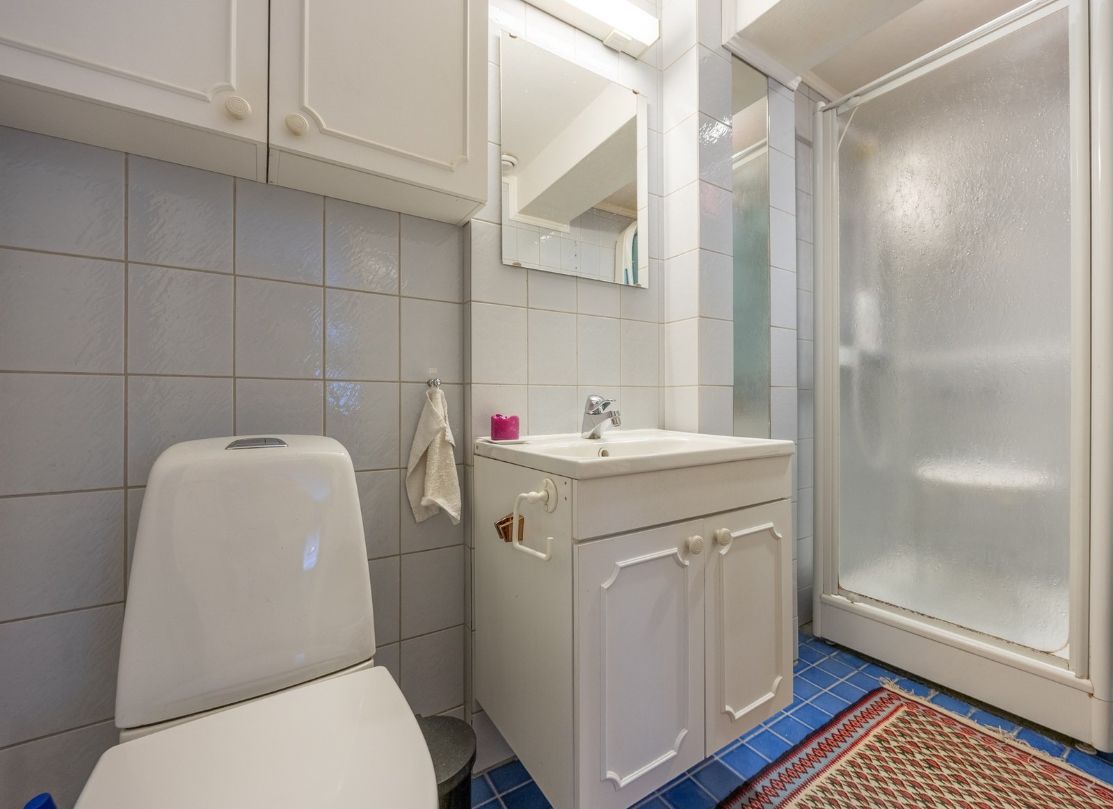 Eldre helfliset bad med gulvvarme. Rehabilitering må påregnes. Galleribilde