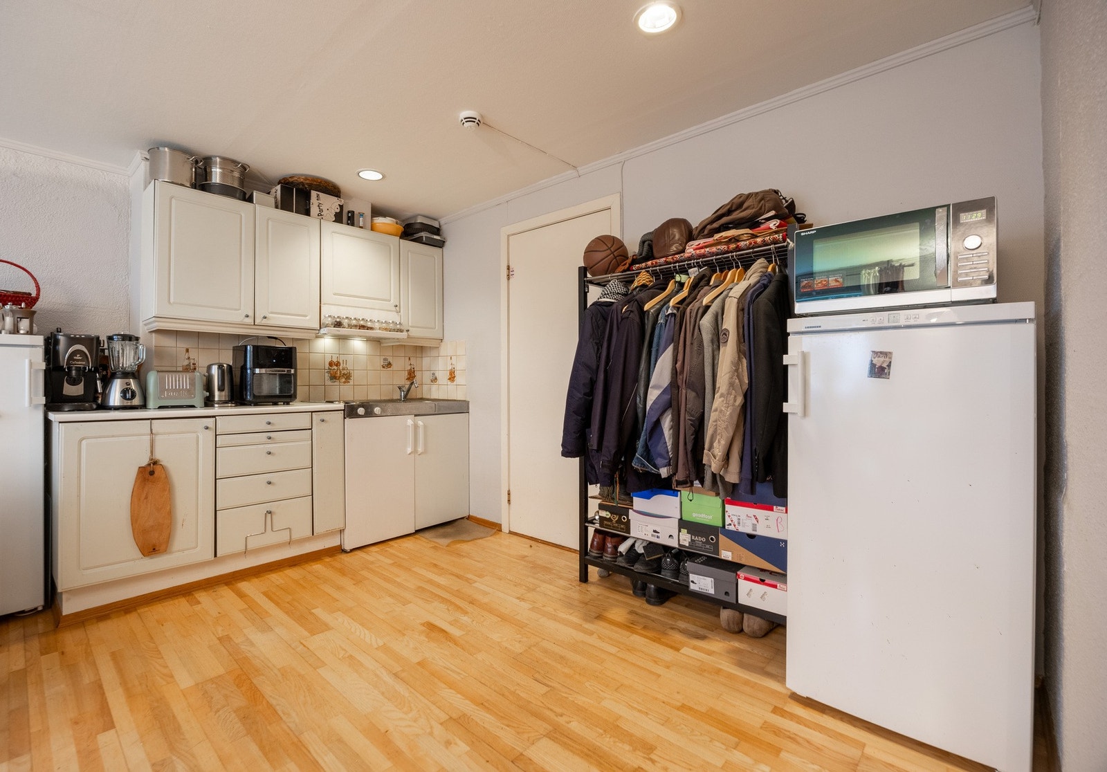 Stuen og kjøkkenet ligger i en sosial åpen løsning. Galleribilde