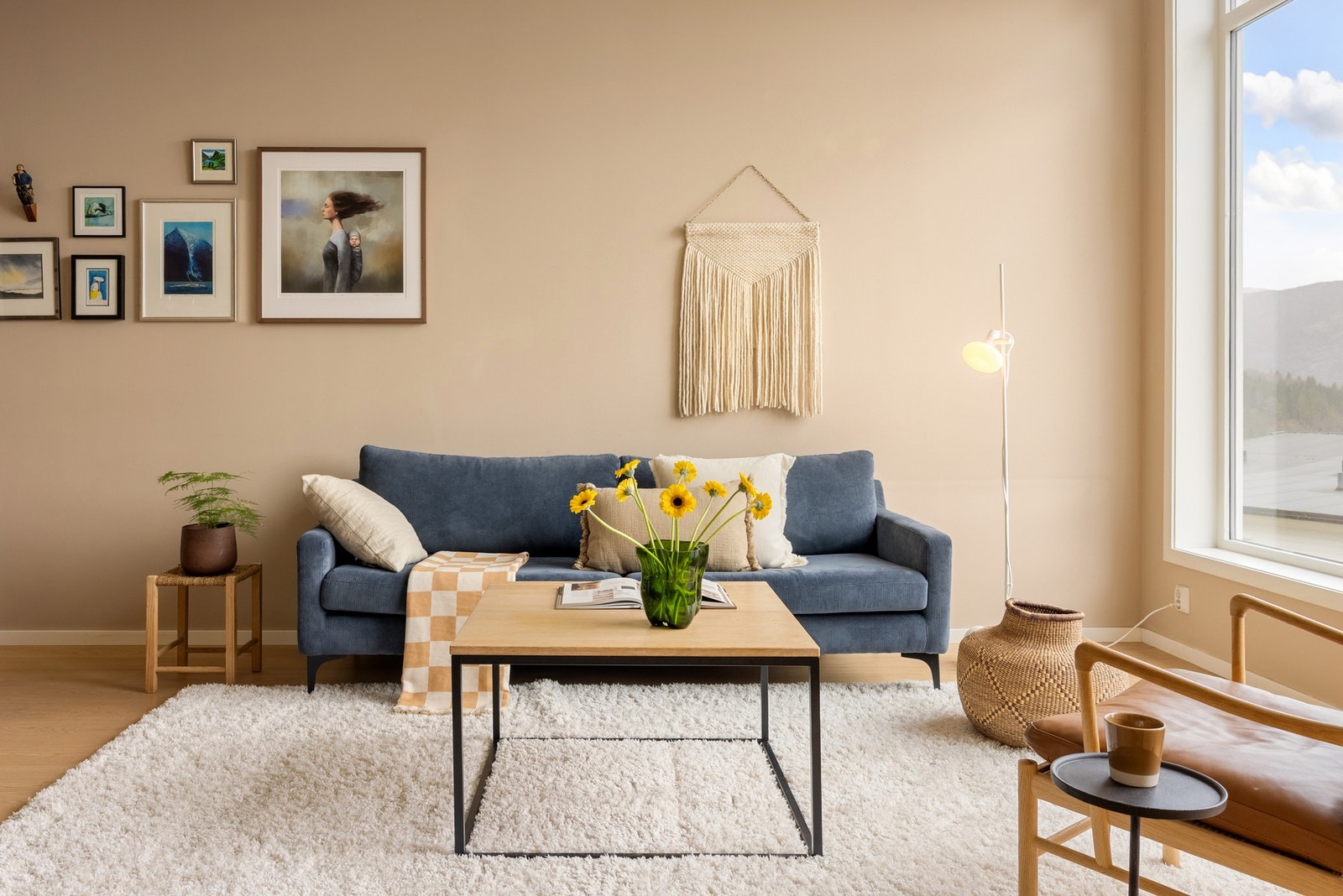 Stuen er en del av en åpen stue- og kjøkken løsning som måles til 51,7 kvm. Galleribilde