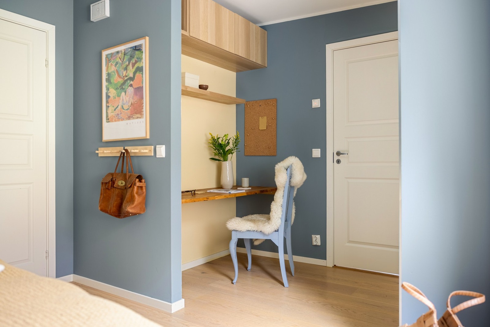 På vei inn til badet er det også tillaget en kontorløsning med benkeplate, men dette kan man også bruke til mer garderobeplass om ønskelig. Galleribilde