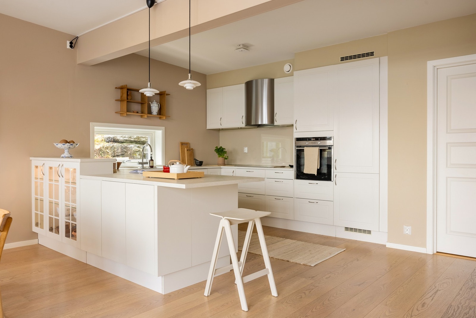 Kjøkkenet er utført i en lekker og klassisk stil, og levert av Sigdal i 2015. Galleribilde