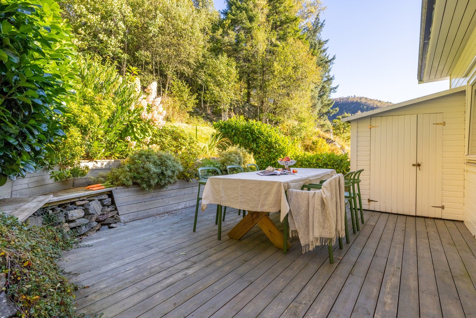 Det er god plass til å møblere med hagemøbler, slik at man kan skape forskjellige soner. Galleribilde