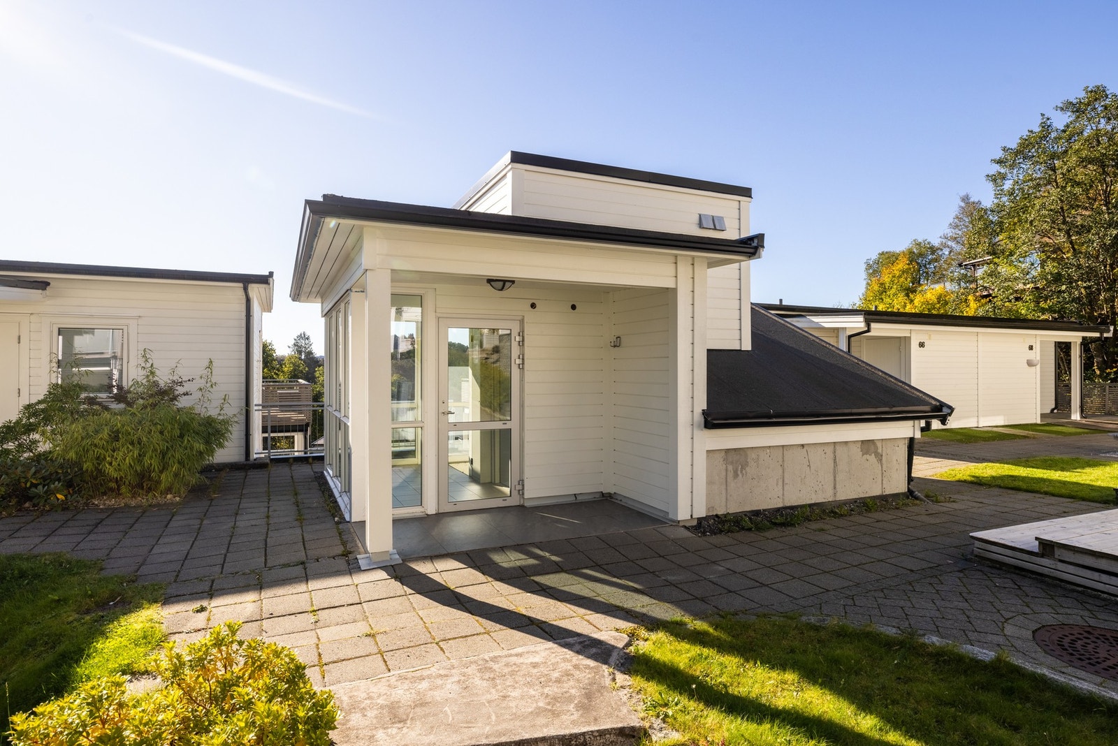 Fra fellesområdet er det heis- og trappeadkomst ned til garasjen, hvor det medfølger en ekstern bod på 6 kvm. og fast parkeringsplass med el-bil lader. Galleribilde