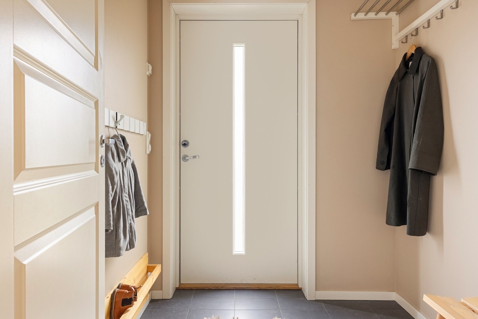 Det er også plass til oppbevaringsløsninger til yttertøy og sko i entréen som måles til 3,3 kvm. Galleribilde