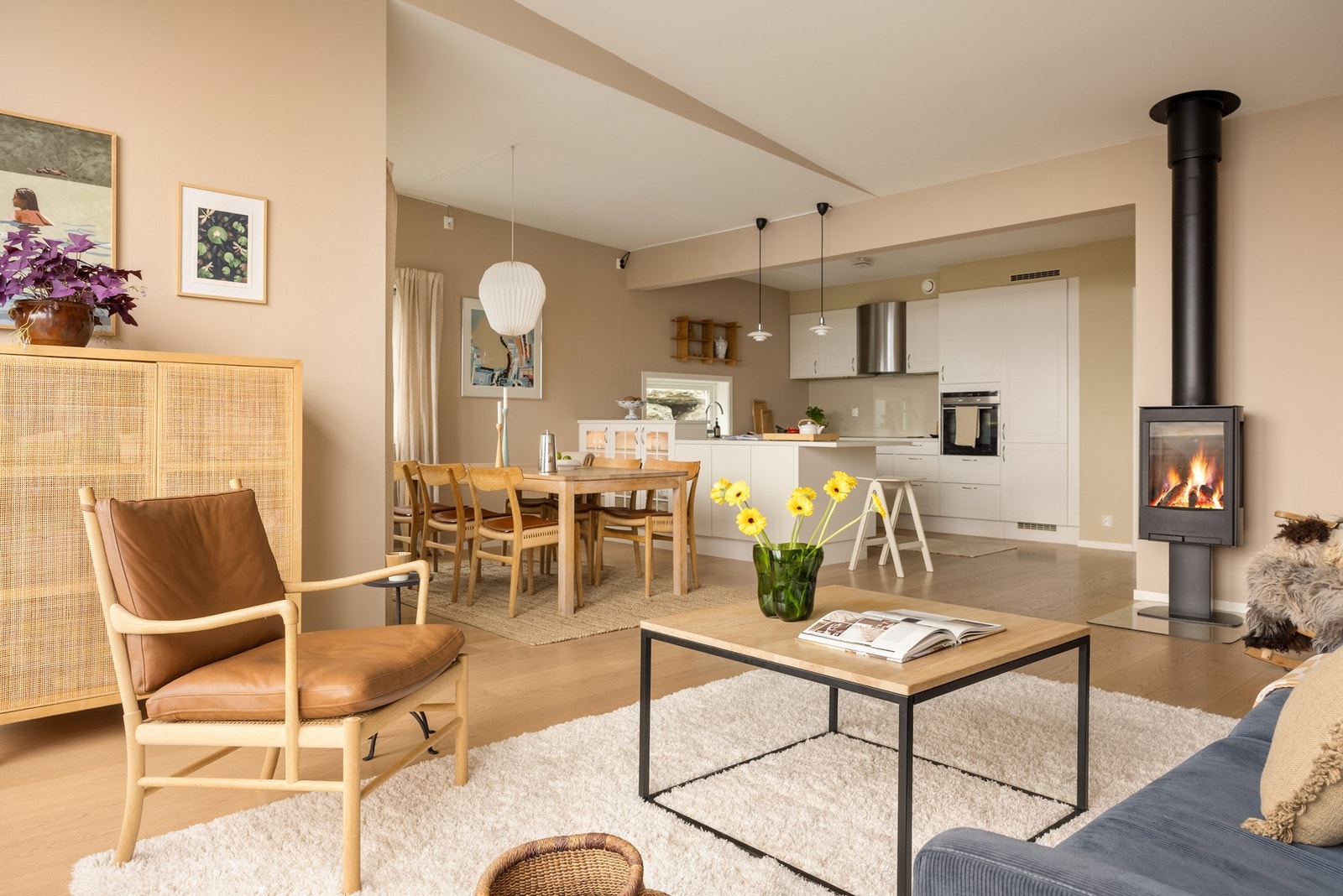 Peisen varmer godt på kaldere dager og skaper en lun stemning i rommet. Galleribilde