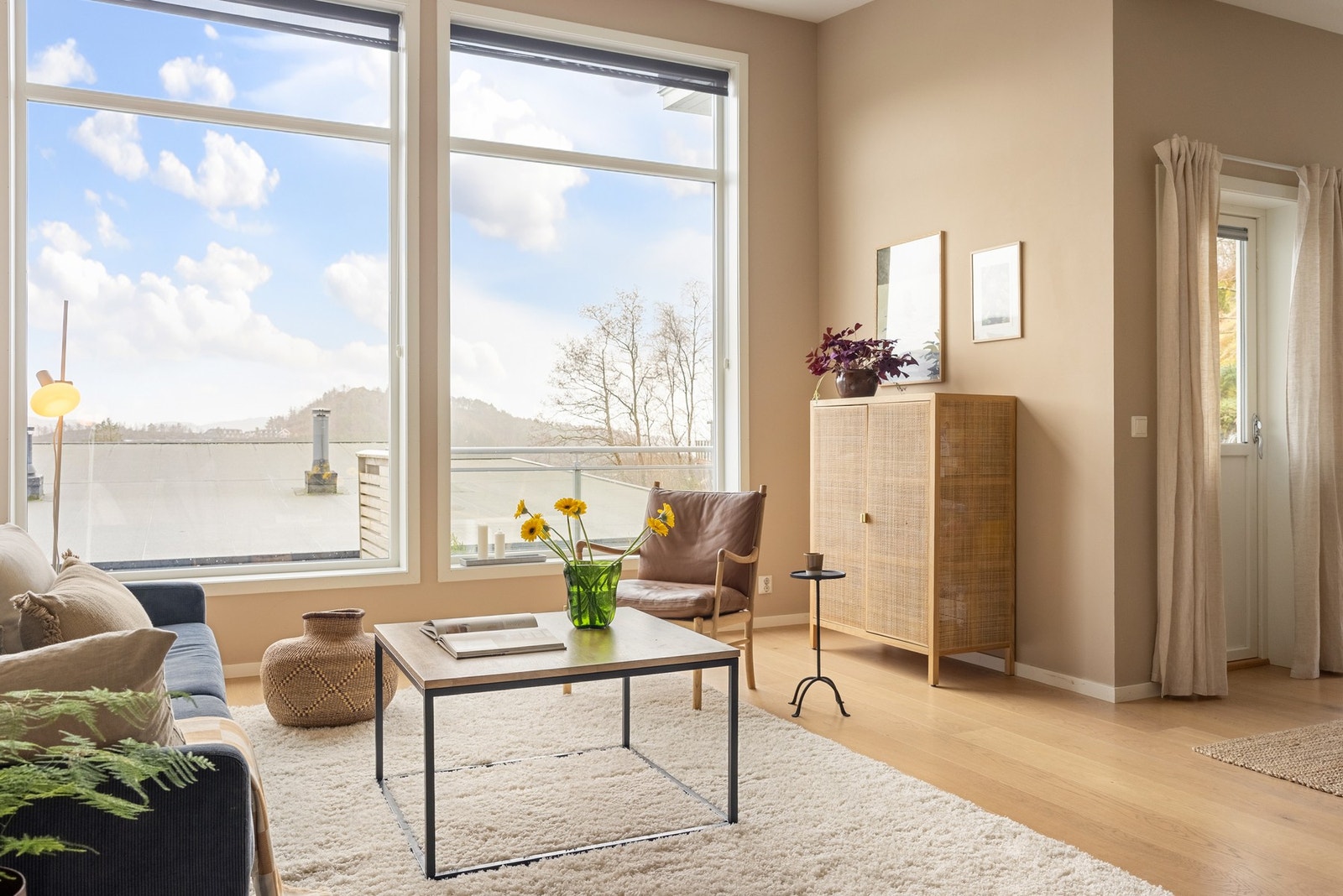 Her er det store vindusflater og en svært god takhøyde som slipper inn godt med naturlig lys og skaper en god romfølelse. Galleribilde