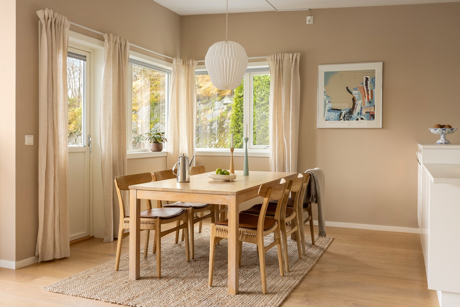 Grunnet rommets planløsning og størrelse er det god plass til å møblere i forskjellige soner. Galleribilde