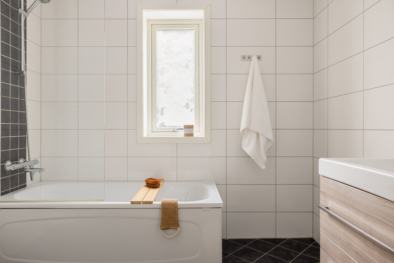 Det er helfliset med underliggende varmekabler. Galleribilde