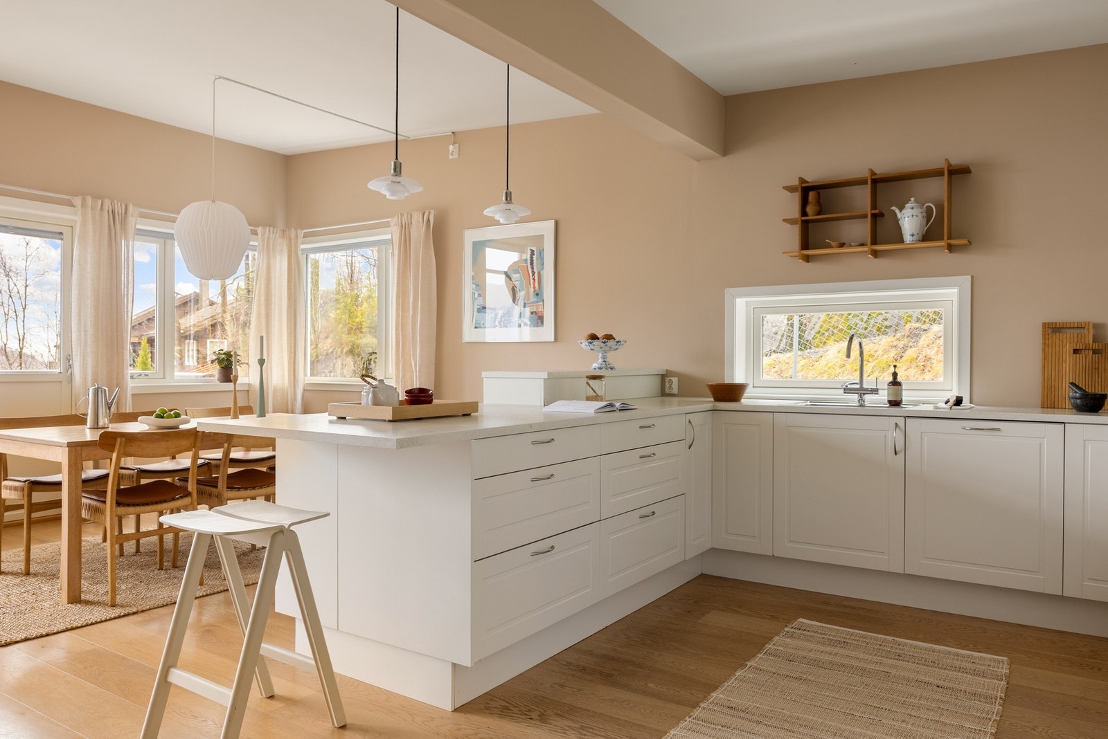 Det er utstyrt med følgende integrerte hvitevarer: Stekeovn, platetopp, ventilator, oppvaskmaskin og kjøleskap med frysedel. Galleribilde