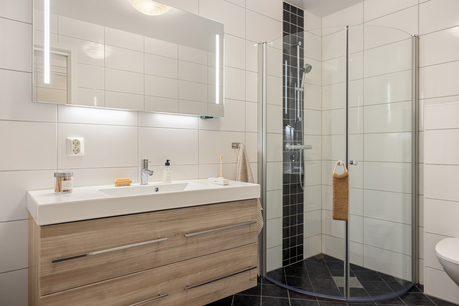 Badet måles til 5,2 kvm. og er helfliset med underliggende varmekabler. Galleribilde