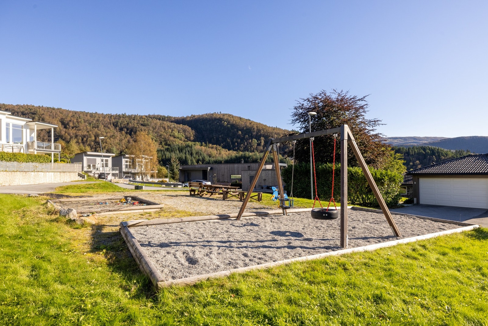 Sameiets fellesarealer er pent opparebidet med lekeplasser og diverse sittegrupper. Galleribilde