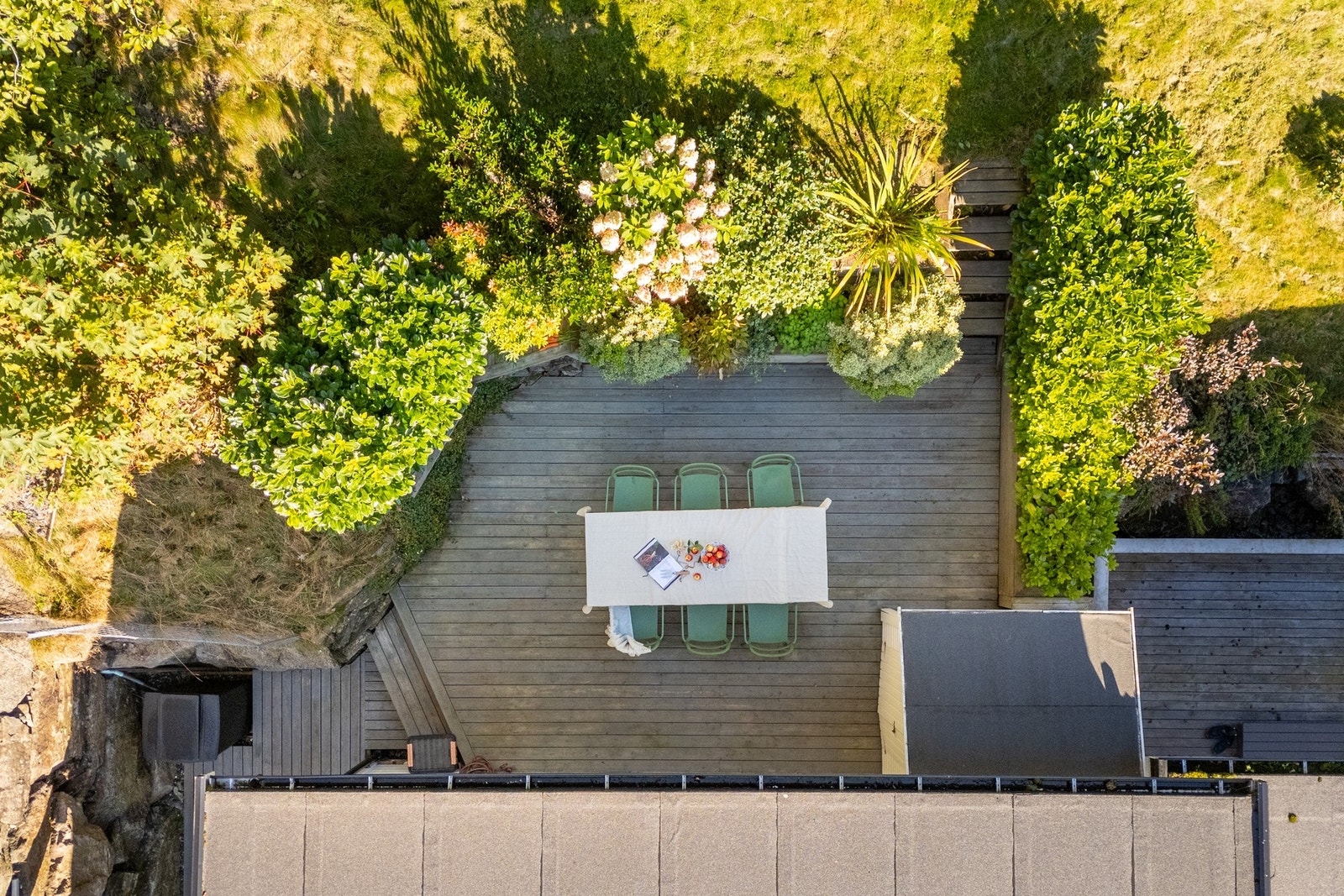 Det er også adkomst til grøntarealene bak boligen via en trapp fra terrassen. Galleribilde