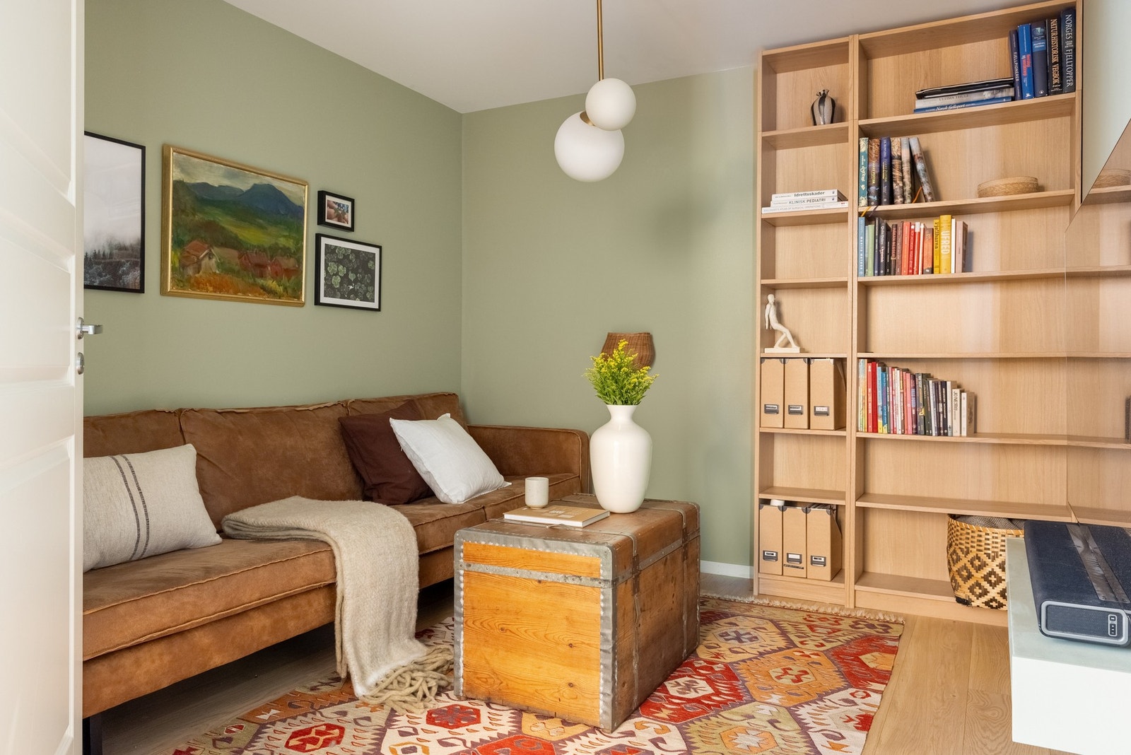 Den ekstra TV-stuen måles til 9,5 kvm. og har god plass til å lage en koselig sofa- og TV-krok, eventuelt et ekstra lekerom til barna. Et supert bonusrom for hele familien! Galleribilde