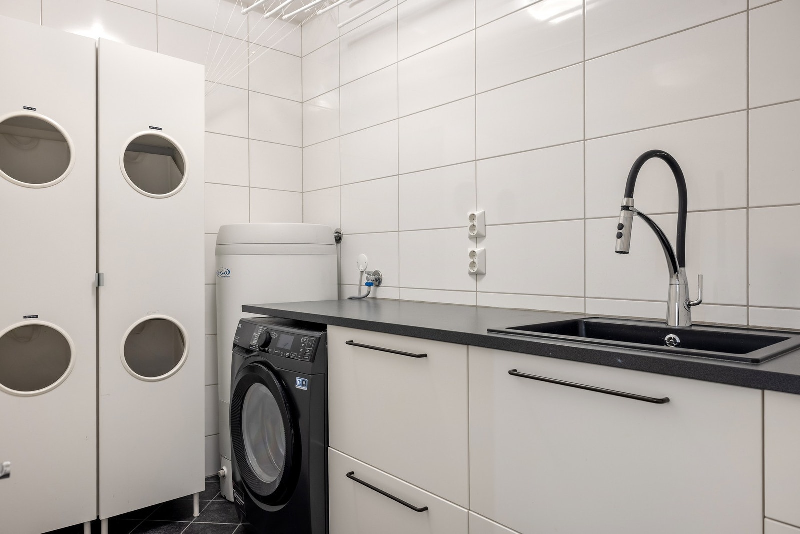 I tilknytning til badet finner vi et praktisk vaskerom som måles til 4,7 kvm. som er fliselagt på gulv med underliggende varmekabler. Galleribilde