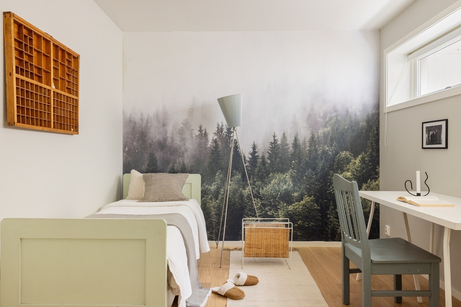 Alle rommene har god plass til seng, nattbord og oppbevaringsplass i garderobeskap. Galleribilde