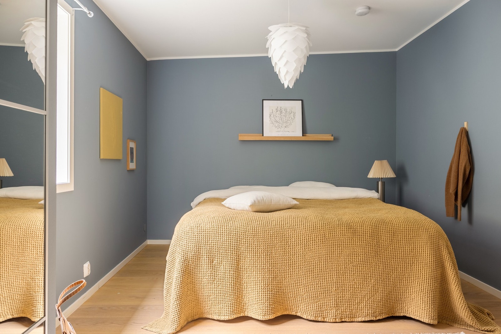 Boligens hovedsoverom ligger i denne etasjen og måles til 15,4 kvm. Galleribilde