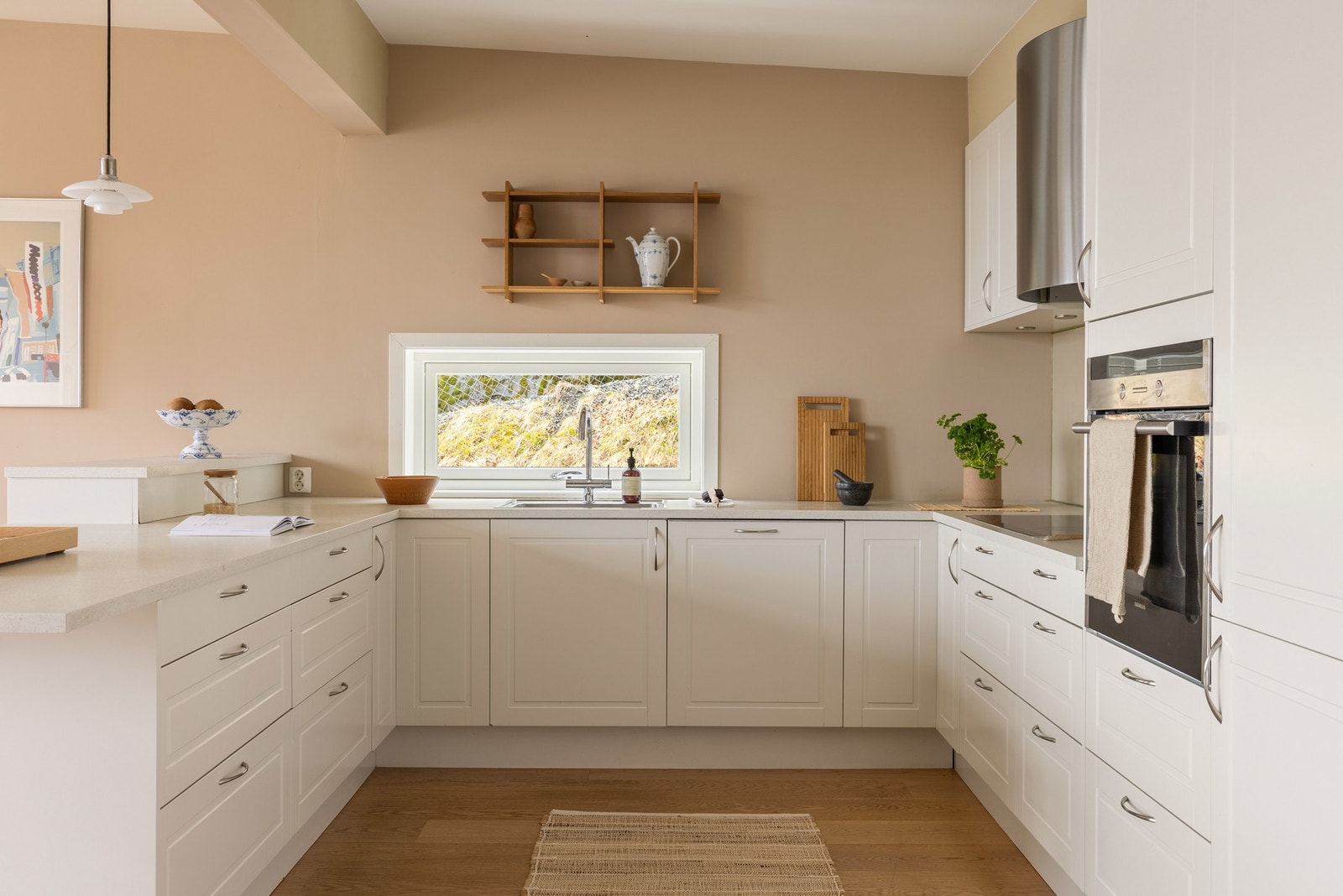 Det har en innredning som består av profilerte fronter og benkeplate av laminat. Galleribilde