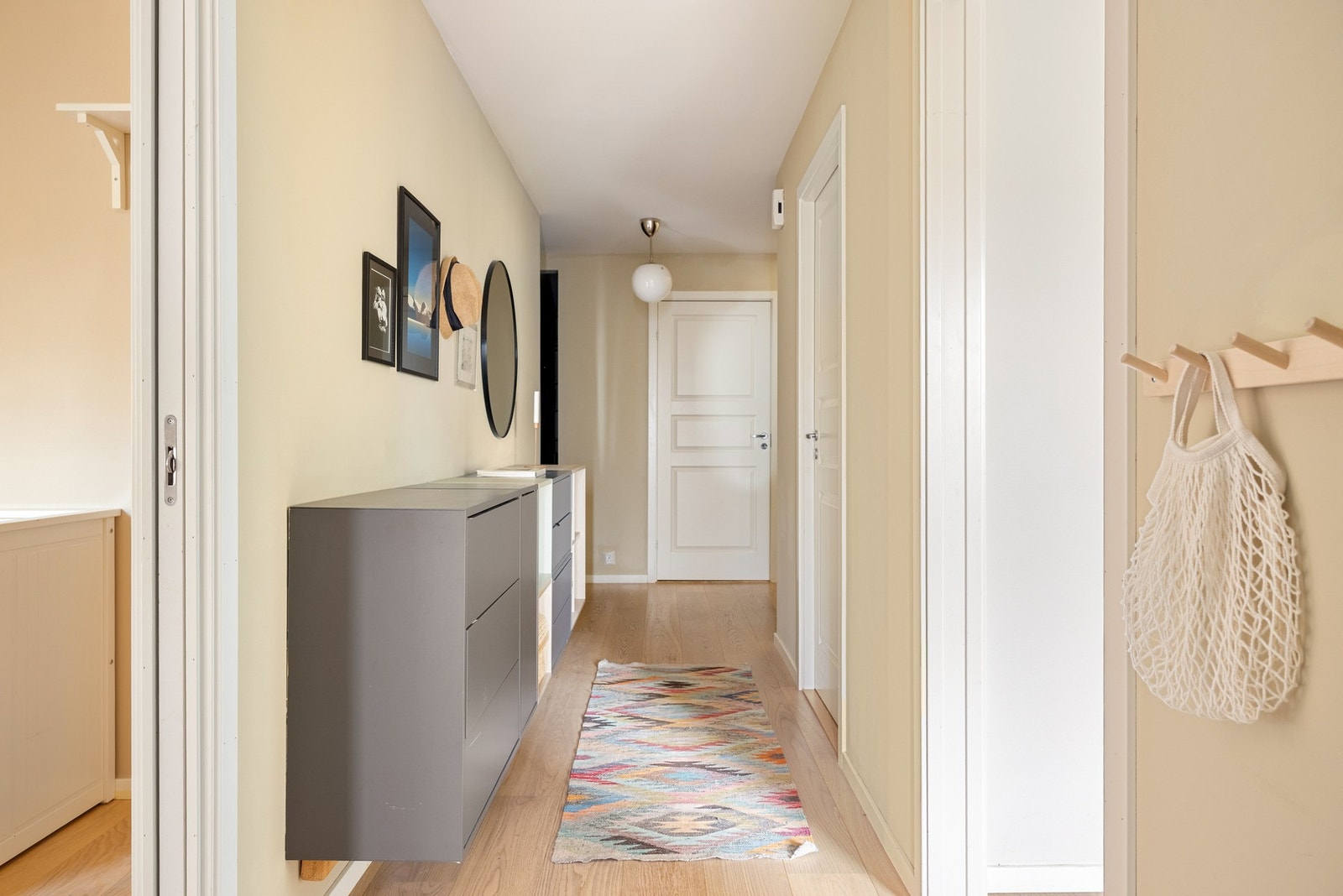 Hallen måles til 12,8 kvm. Galleribilde