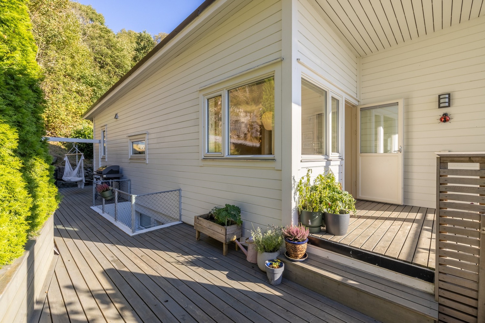 Balkongen har tilknytning til en terrasse som måles til 50 kvm. og går rundt huset. Galleribilde