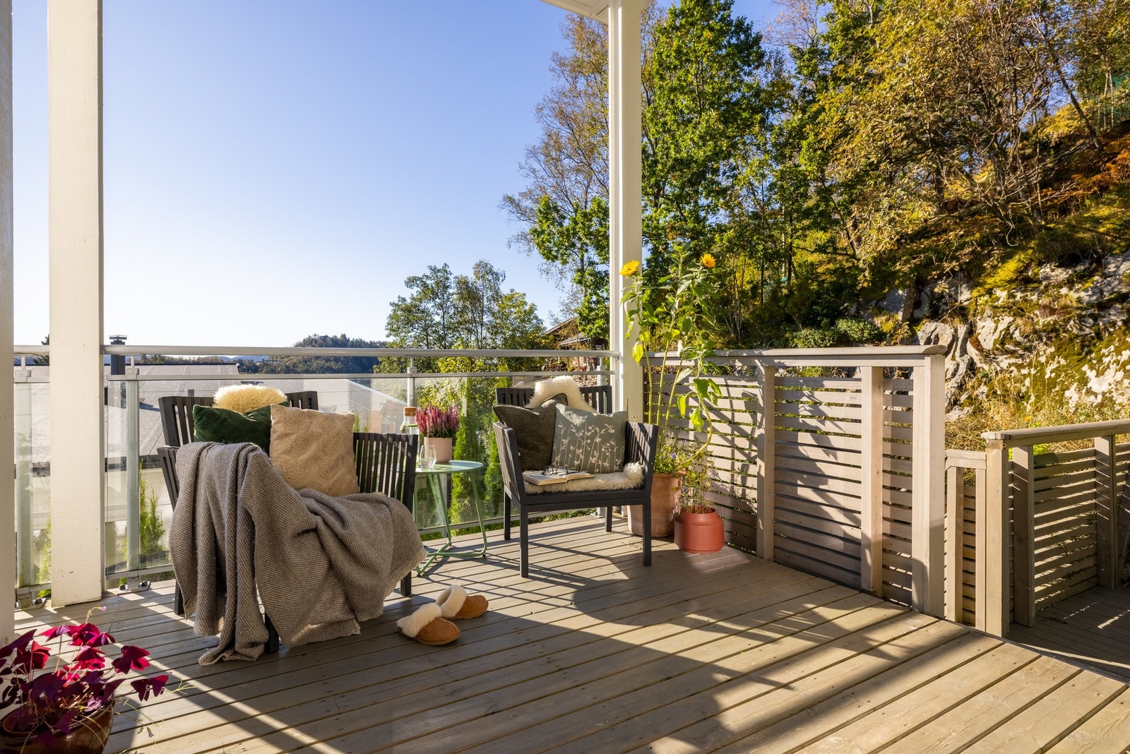 Dette er et lekkert enderekkehus med familievennlig planløsning og moderne standard fra 2015. Galleribilde