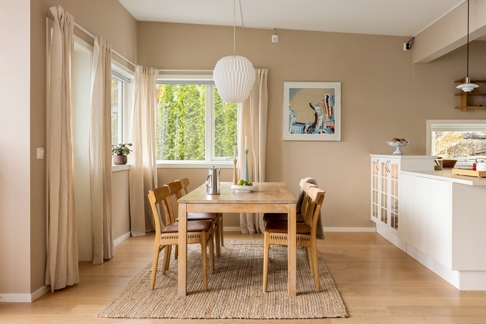 Det er god plass til den favoriserte sofakroken og spisebord ved kjøkkenet. Galleribilde