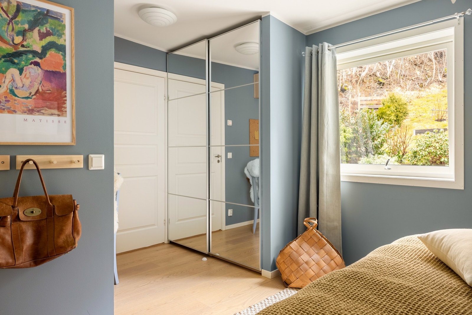 Her er det god plass til en stor seng med nattbord på hver side, samt oppbevaringsplass i en praktisk skyvedørsgarderobe. Galleribilde