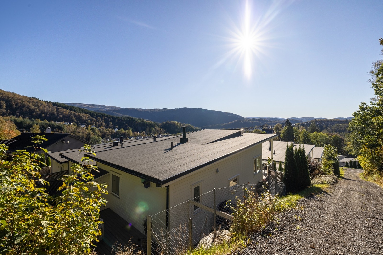 Boligen har gode kvaliteter som enhver familie vil sette pris på, både inne i huset og ute på de flotte uteområdene! Galleribilde