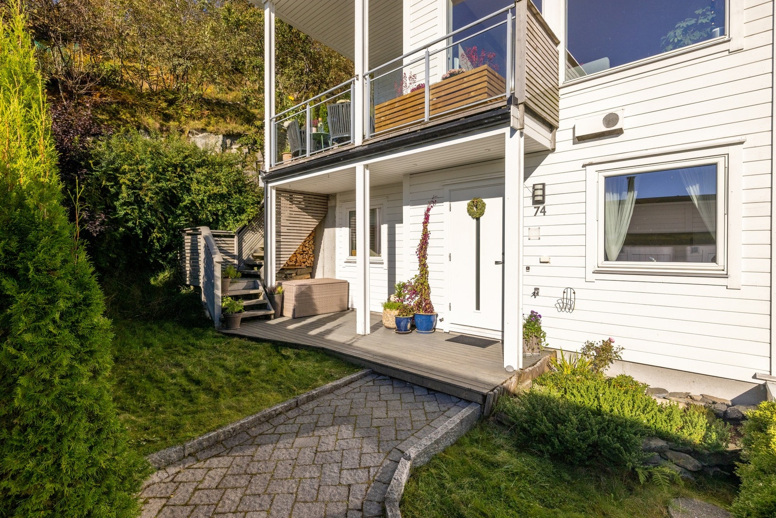 Praktisk adkomst til terrassen i 2. etasje via trapp. Galleribilde