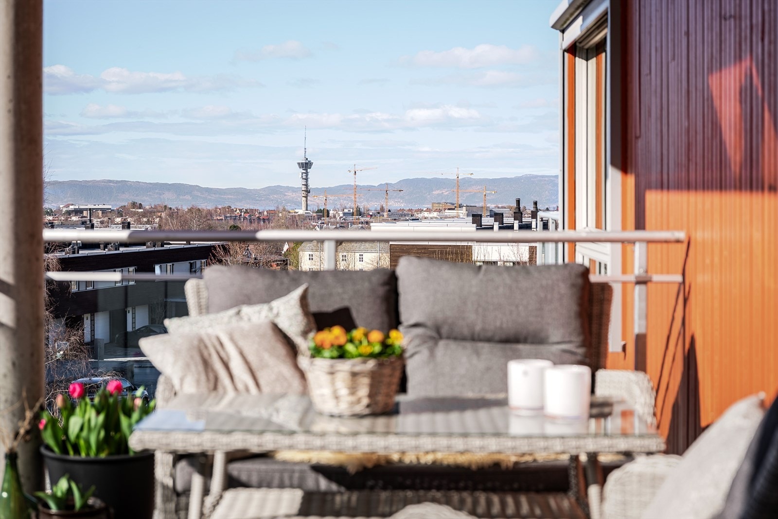 Balkongens rause størrelse gir rom for solide utemøbler. Her kan solen nytes til lang ut over kvelden på fine sommerdager. Galleribilde