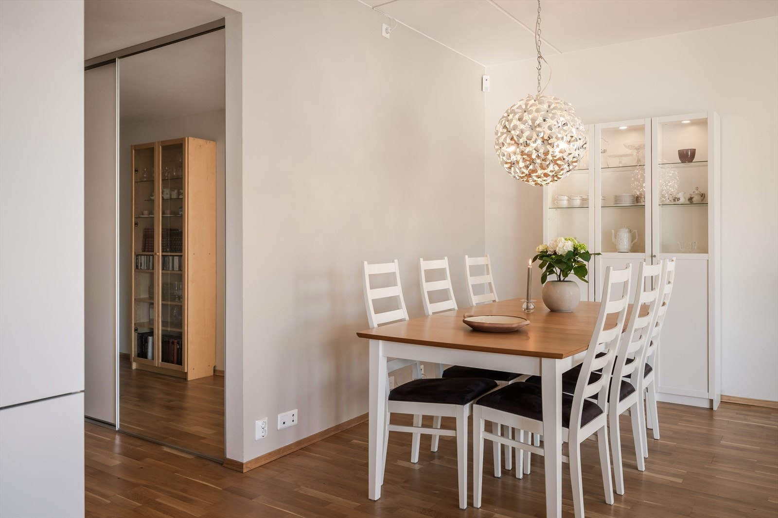 Spisestue med plass for å samle familie og venner rundt bordet. Galleribilde