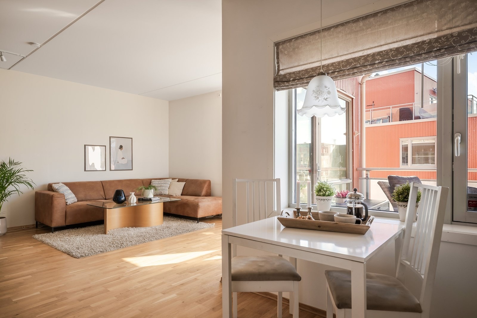 I tillegg til å ha spisestue er det også god plass for å ha en spiseplass i forbindelse med kjøkkenet. Galleribilde