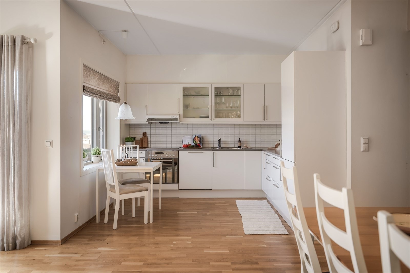 Stue og kjøkken har en åpen løsning men med definerte soner. Galleribilde