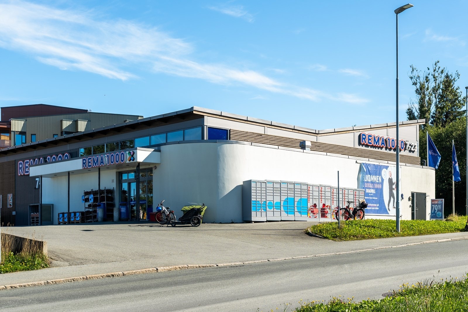 Dagligvarebutikken Rema1000 ligger ca. 10 minutts gange fra boligen. Galleribilde