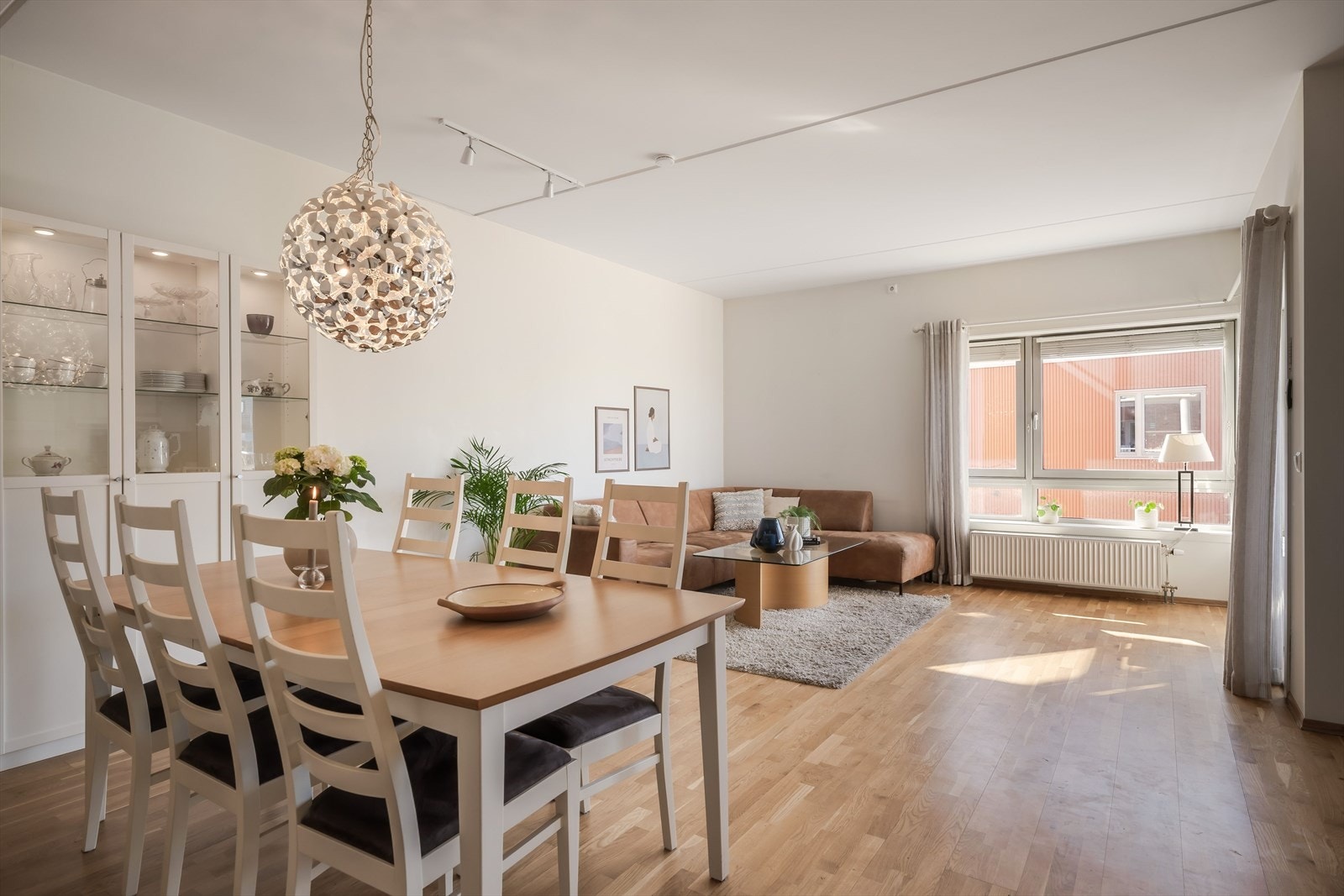 Gangen leder videre inn til den lyse og innbydende stuen som har god plass for både spisestuemøbler og salong. Galleribilde