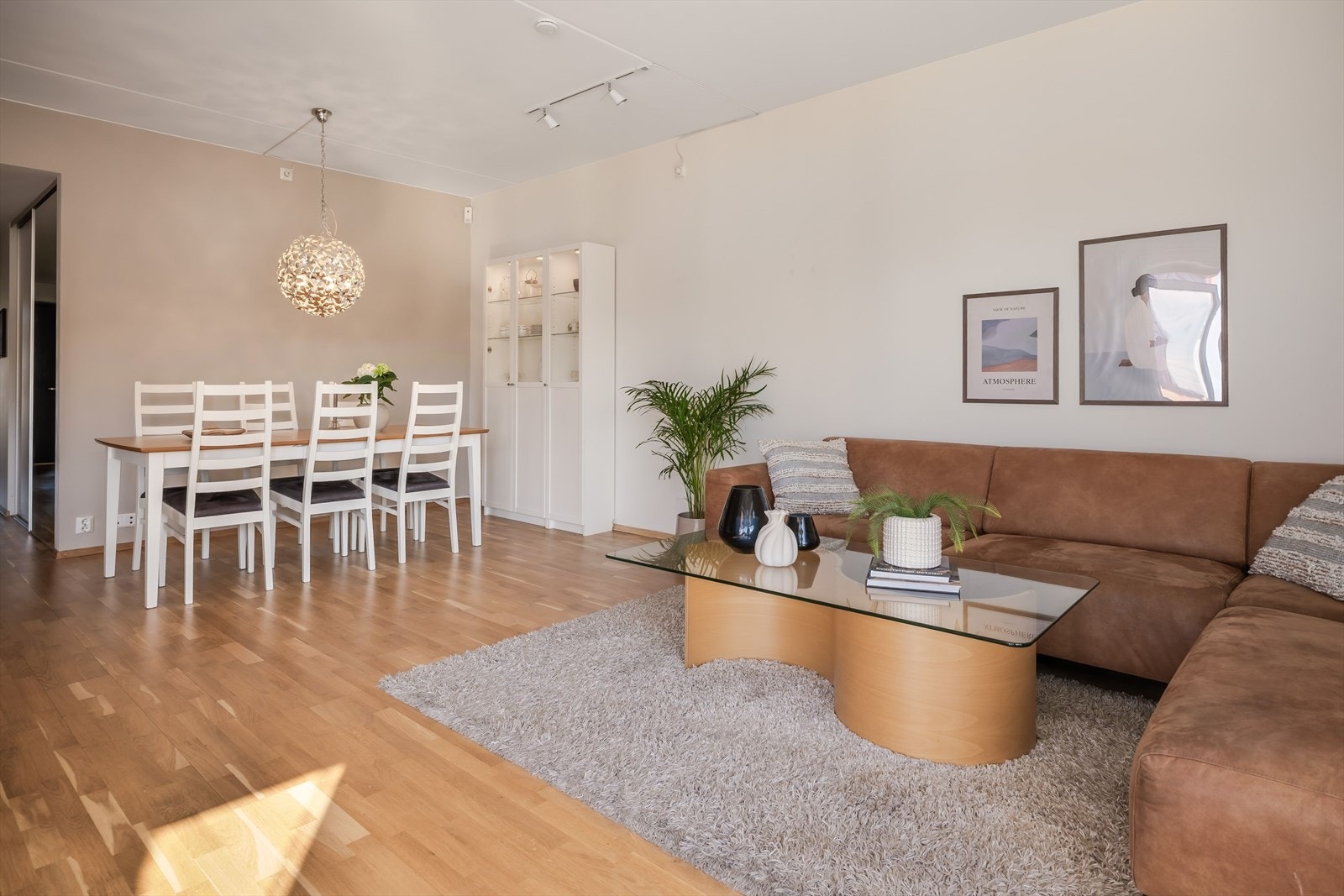 Stuens gode romløsning gir mulighet for flere møbleringsløsninger, tilpasset den enkeltes behov og preferanser. Galleribilde