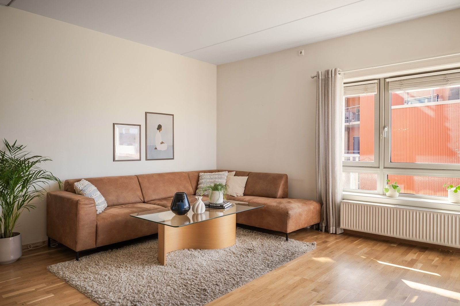 Leilighetens oppvarmingskilde består av radiatorer tilknyttet fjernvarmeanlegg som sørger for god og stabil innetemperatur. Galleribilde