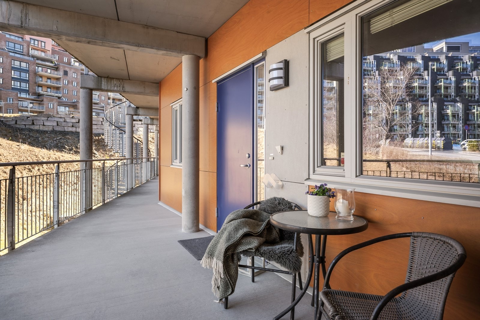 På svalgangen ved inngangen til leiligheten kan man også ha en liten møbelgruppe hvor det kan være godt å trekke til for å få litt skygge på de varmeste dagene. Galleribilde